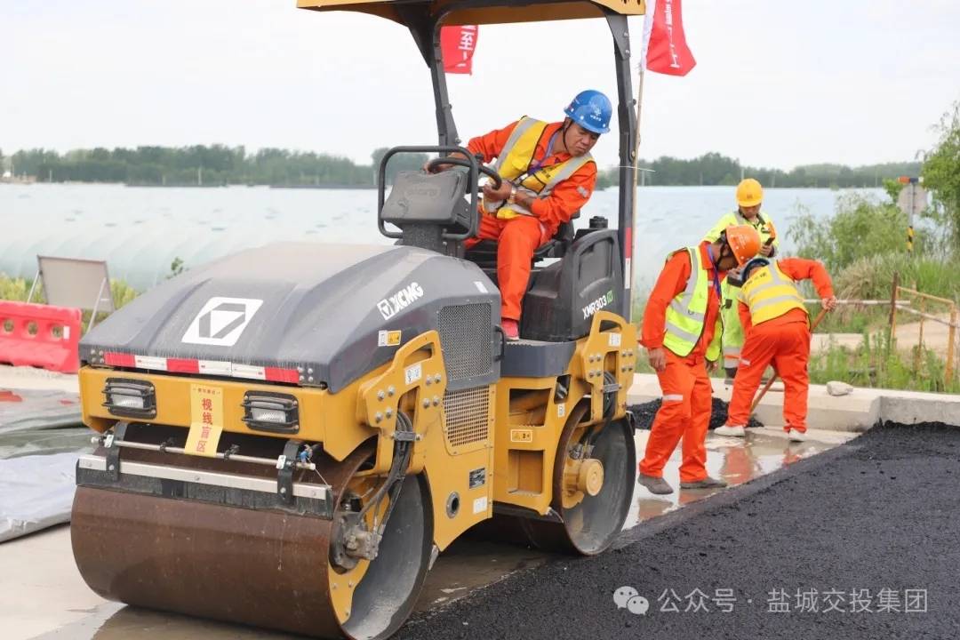 茶常路面二标主线顺利完成AC-25C沥青下面层试验段摊铺