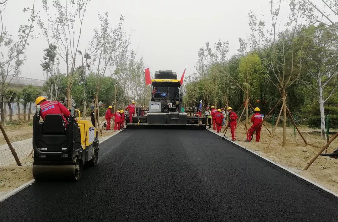茶常路面二标主线顺利完成AC-25C沥青下面层试验段摊铺