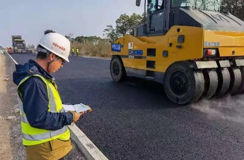 茶常路面二标主线顺利完成AC-25C沥青下面层试验段摊铺