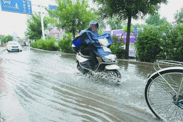 健康提醒｜暴雨天气，如何安全出行？开车遇到积水怎么办？