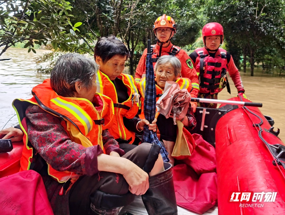 暴雨来袭 湖南高速“养护橙”迅速应对保畅通