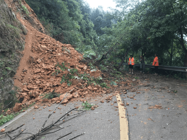 暴雨来袭 湖南高速“养护橙”迅速应对保畅通