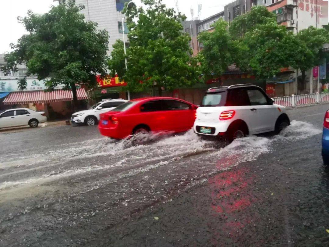 暴雨来袭 湖南高速“养护橙”迅速应对保畅通