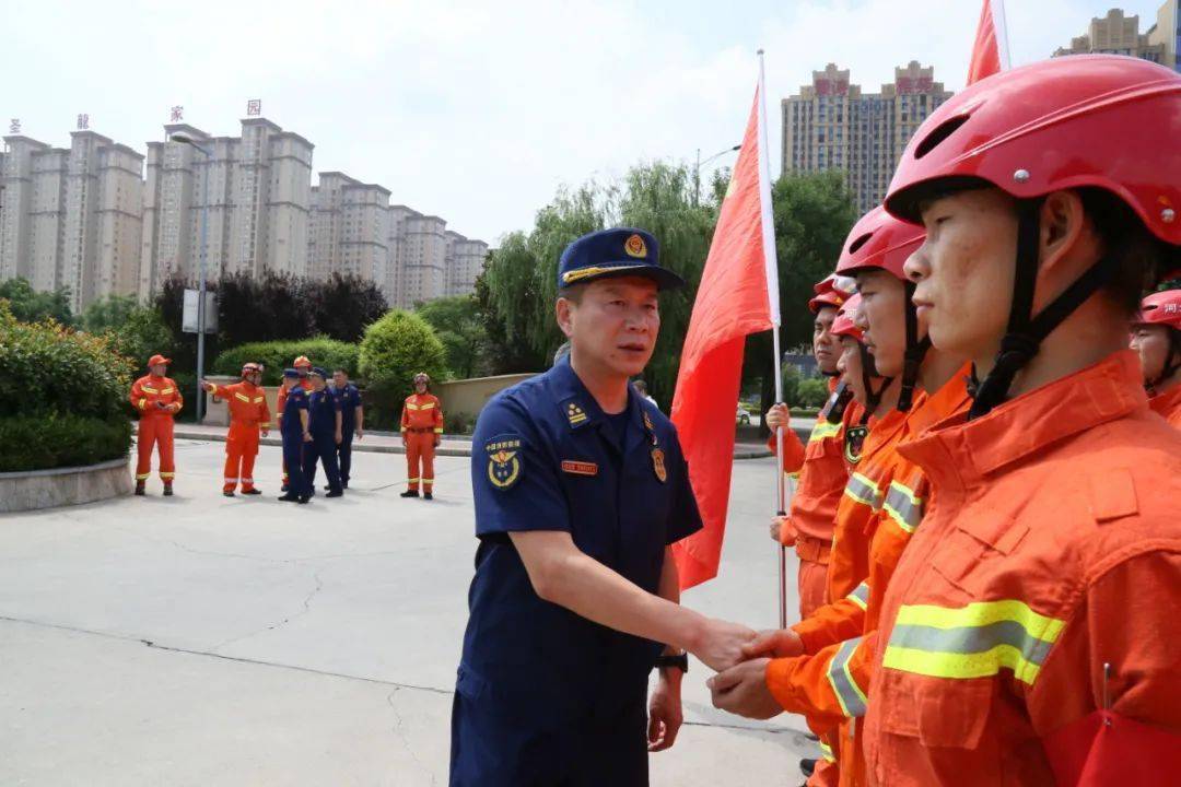 省总工会看望慰问抗洪消防人员