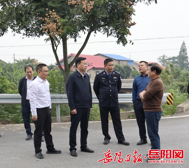 视频｜岳阳城运集团40000吨块石驰援华容