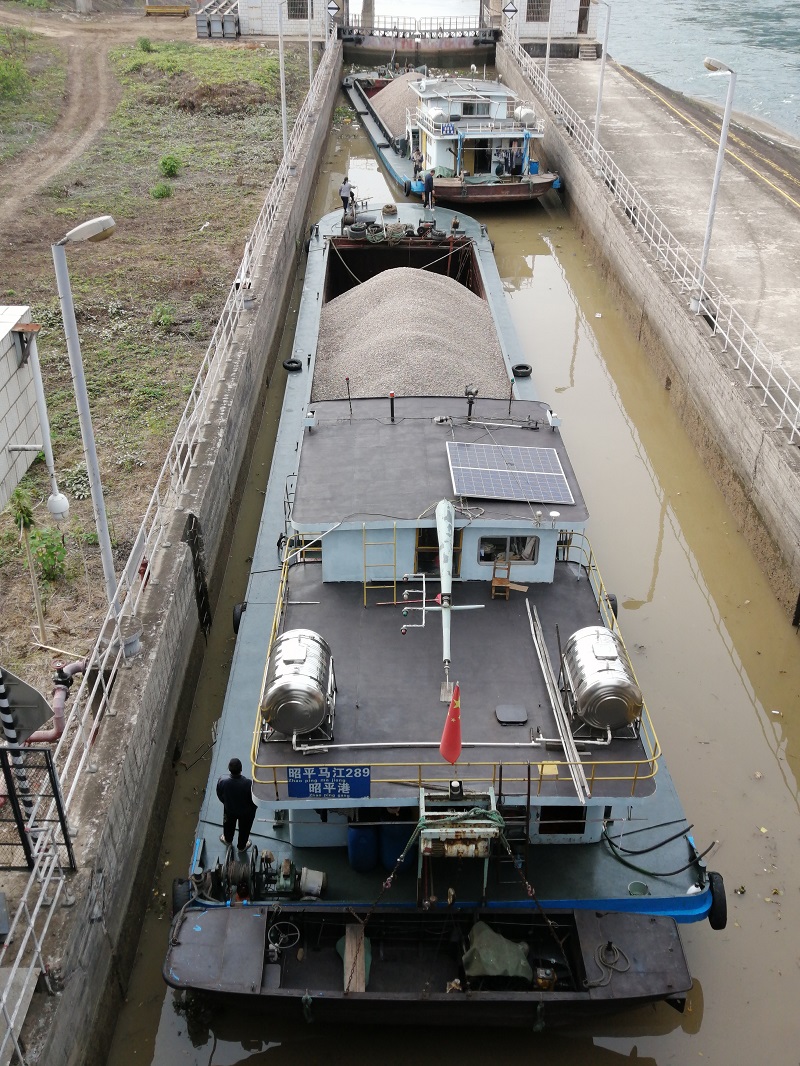 港航水利集团船闸管理分公司及时救助搁浅船舶