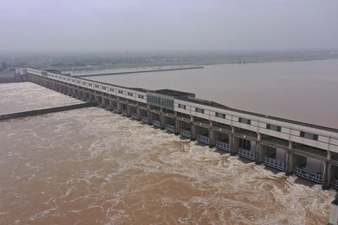 港航水利集团船闸管理分公司及时救助搁浅船舶