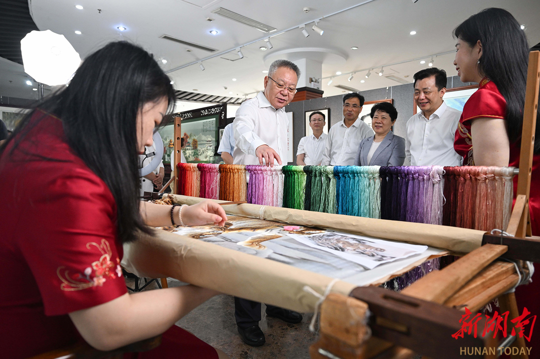 沈晓明调研装配式建筑产业、工程机械产业发展