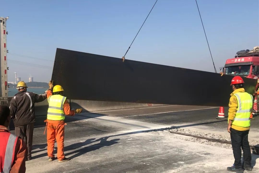 现代投资长沙分公司为抢险车辆架起“绿色通道”