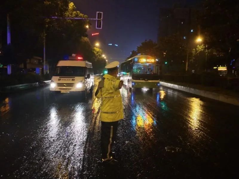 现代投资长沙分公司为抢险车辆架起“绿色通道”