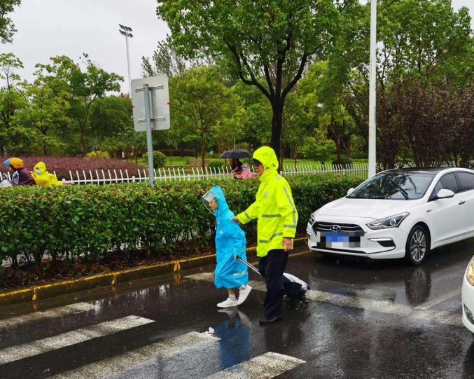 现代投资股份有限公司：为群众出行保驾护航
