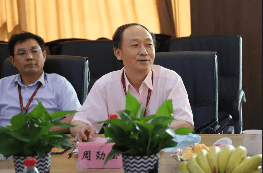 深化校企合作，加速推进新型烟花发射药剂项目落地