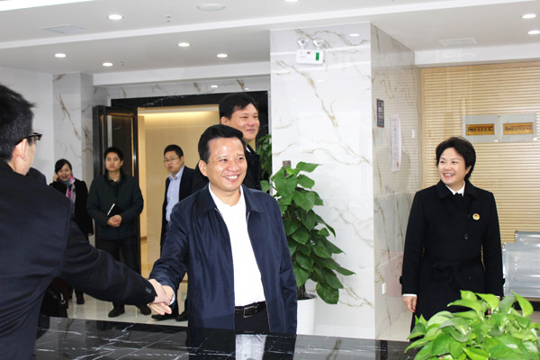 长沙市公安局党委副书记、常务副局长汪卫国一行莅临悍豹公司检查指导安全工作