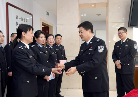 长沙市公安局党委副书记、常务副局长汪卫国一行莅临悍豹公司检查指导安全工作