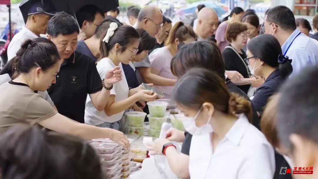 五星酒店摆摊引爆百万流量 华天集团以“全民餐饮”重构消费价值坐标系