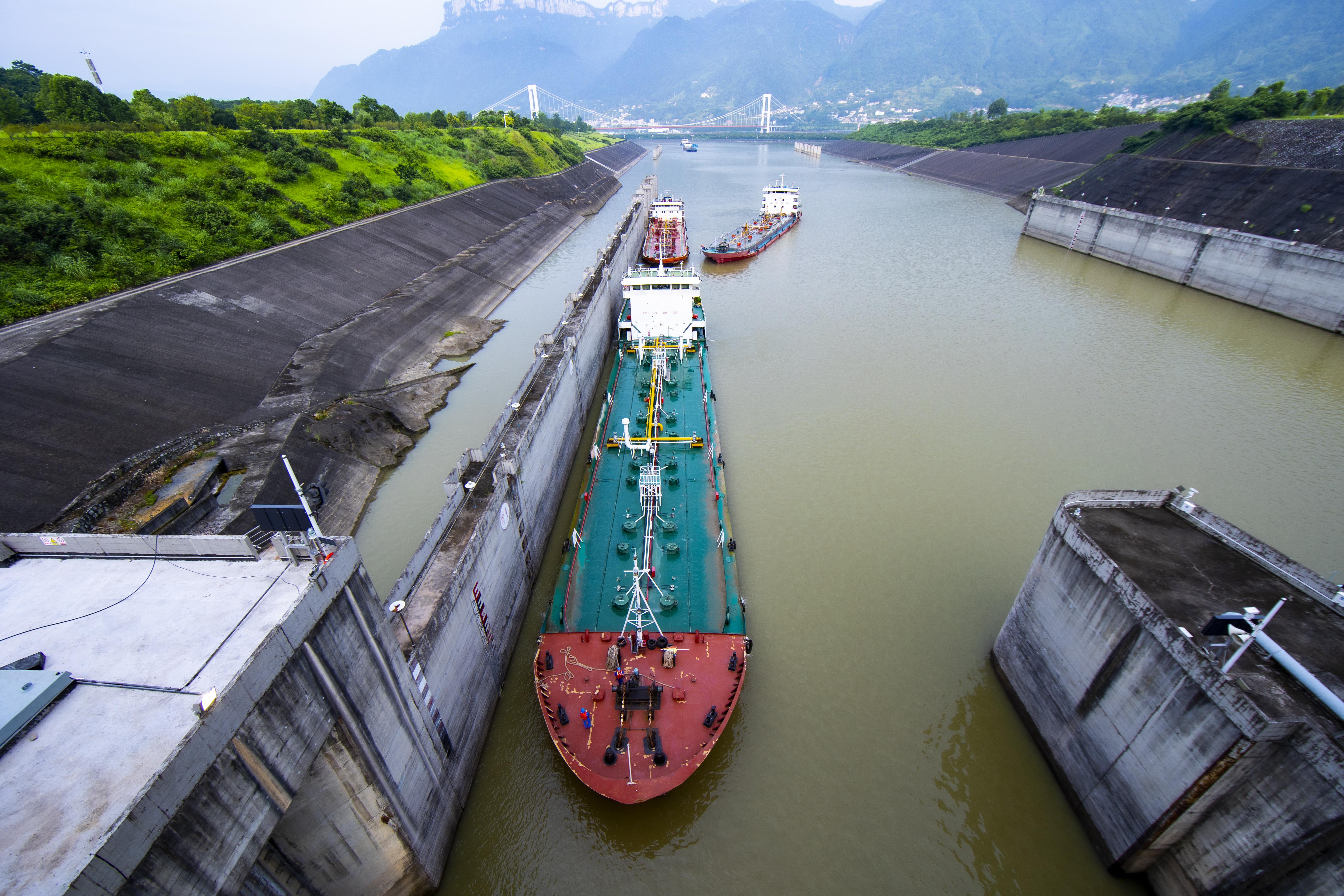 湘江长沙综合枢纽三线船闸项目推出“双料安全课”