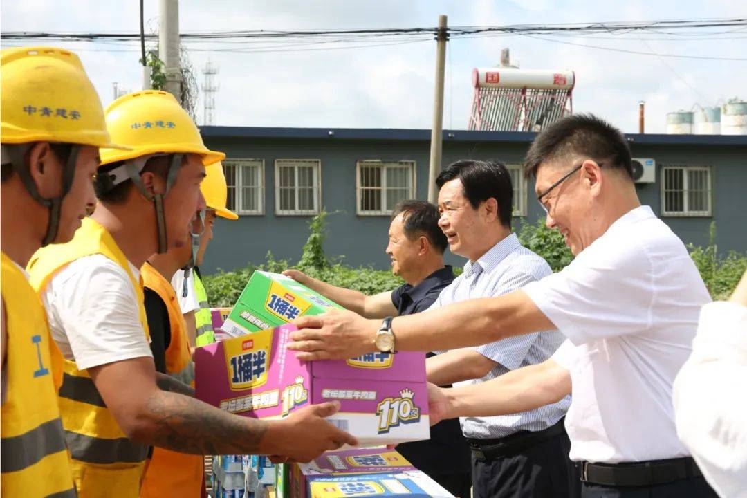 株洲市总工会心系高速职工开展“送清凉”活动