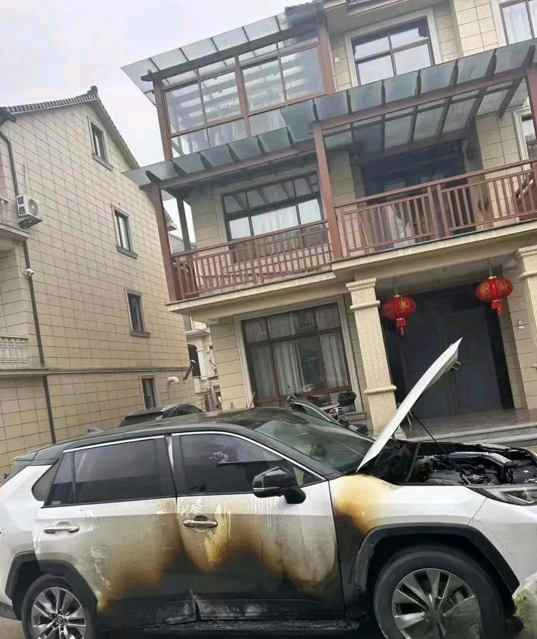 住宅楼内“小电驴”引燃周边车辆，现场一片狼藉