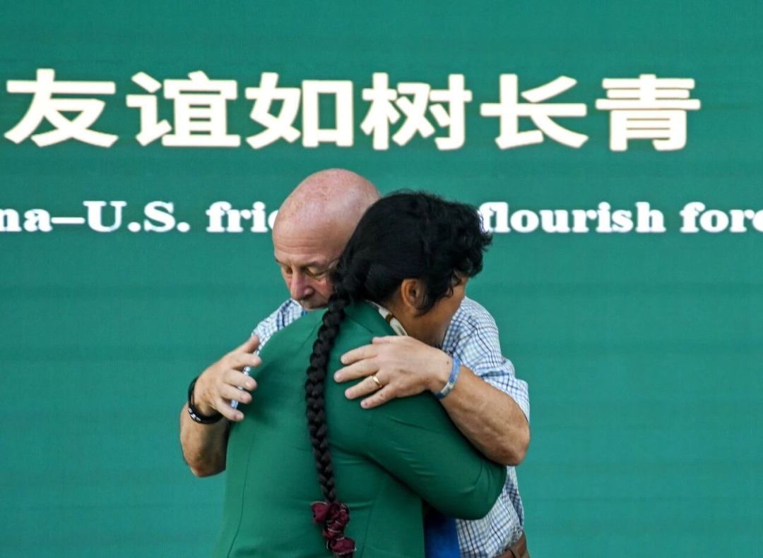 “赛考斯”与殷玉珍重逢:时隔26年的拥抱