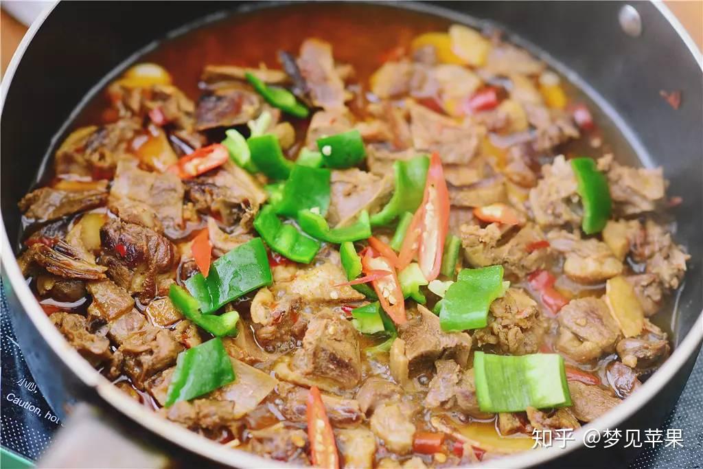 广西“鬼节”鸭市旺 年轻人“花式”选鸭传温情